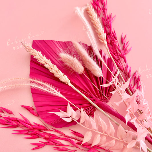 DRIED FLOWERS WITH PALM SPEAR - HOT PINK