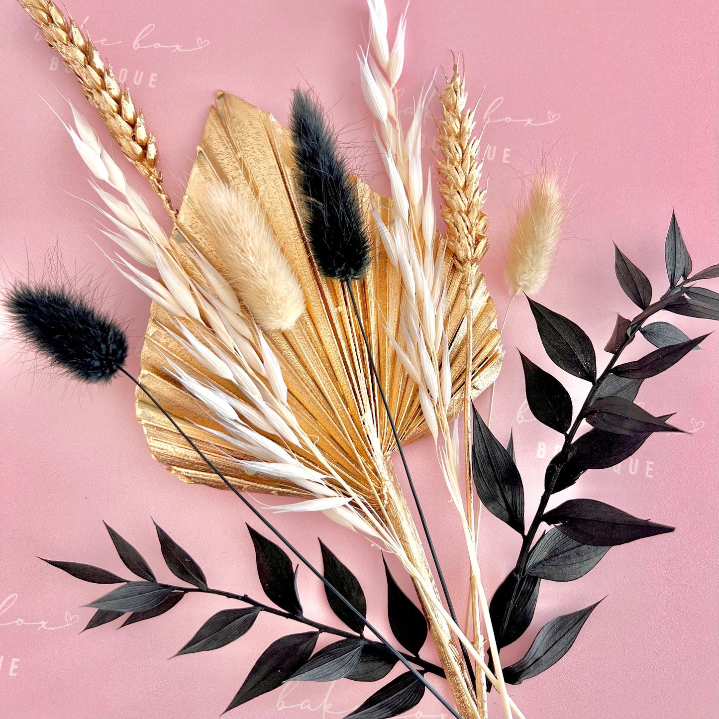DRIED FLOWERS WITH PALM SPEAR - BLACK AND GOLD