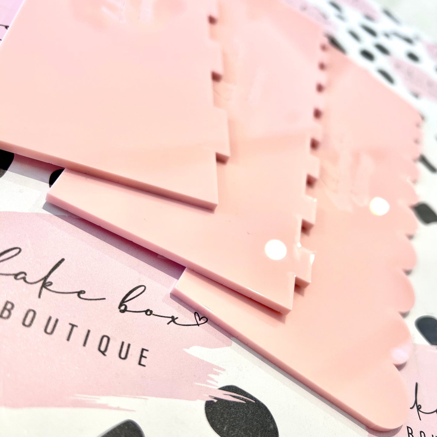 THICK SCALLOP - XL CAKE SCRAPER